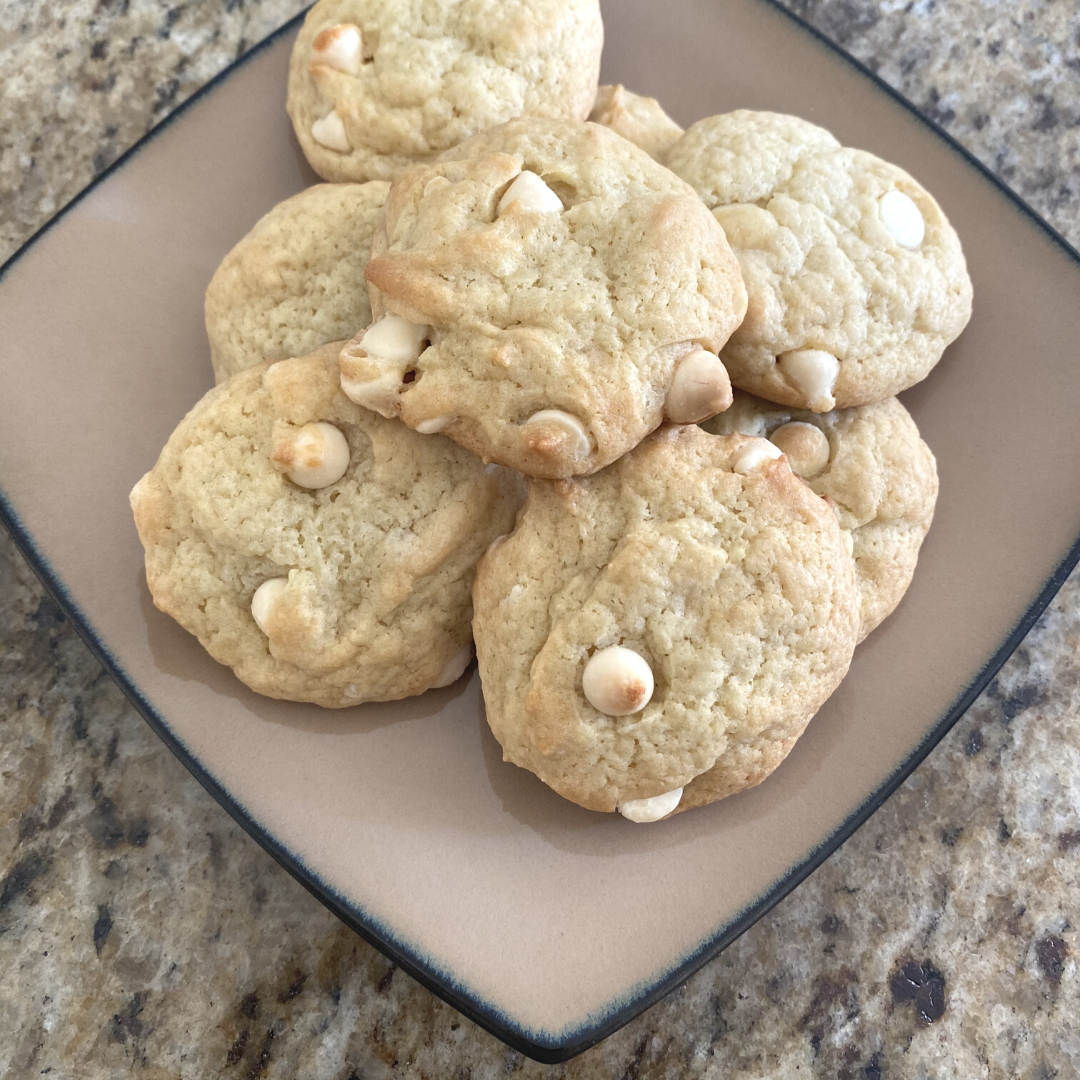 a plate of banana cream pie cookies 