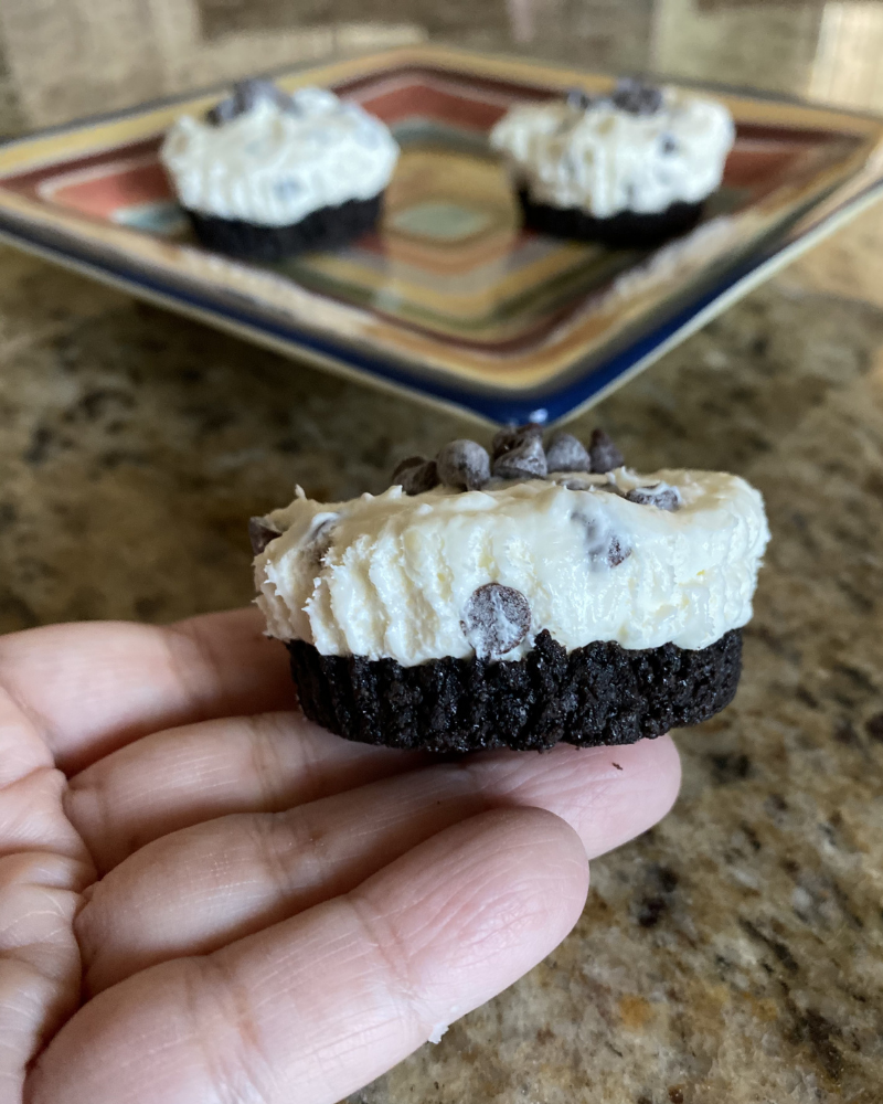 mini chocolate chip cheesecakes with oreo crust
