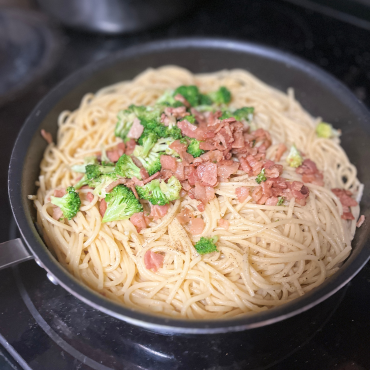 bacon broccoli and garlic spaghetti